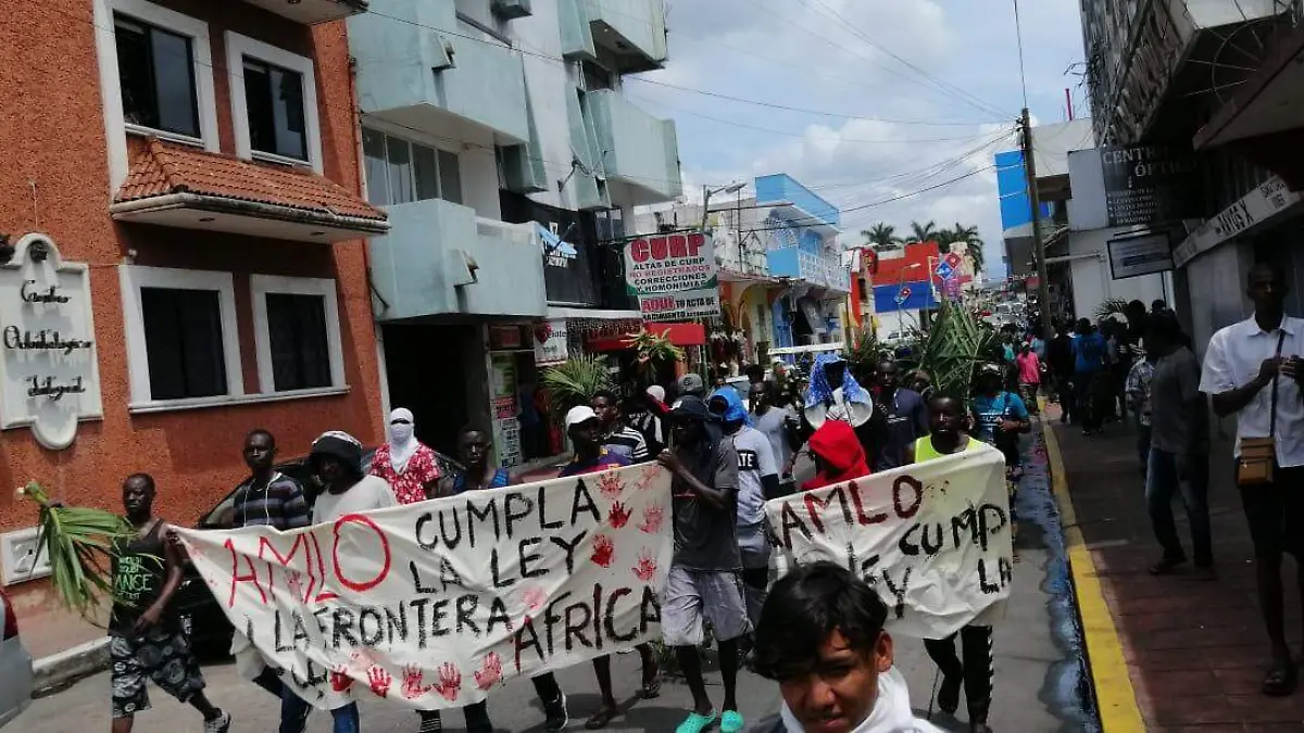 Africanos se enfrentan con policías federales por situación migratoria (2)